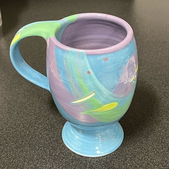 80’S Pottery mug signed pedestal colorful pastels. - Picture 6 of 10